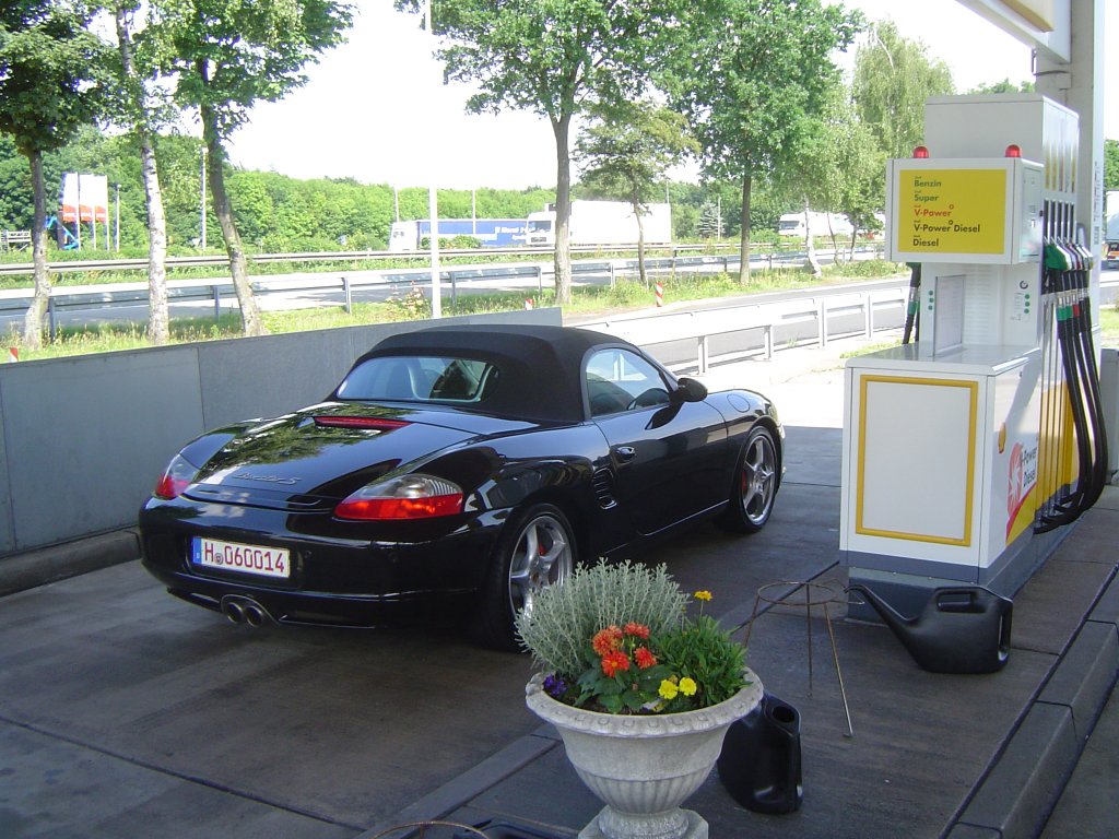Porsche 986S in schwarz vor Tankstelle